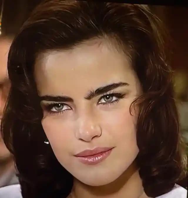 90'lar Tarzı Işıltılı Pembe ve Nude Ruj Seçenekleri: Soluk Zeytin Ten İçin Öneriler