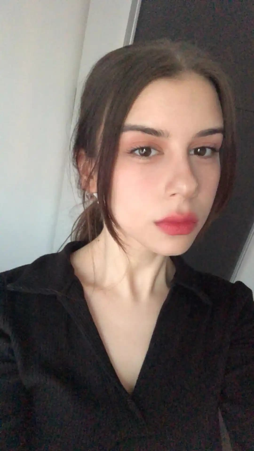 Dasha Taran Makyajı: İnce Katmanlar ve Doğal Bitiriş Teknikleriyle Sağlıklı Cilt Görünümü