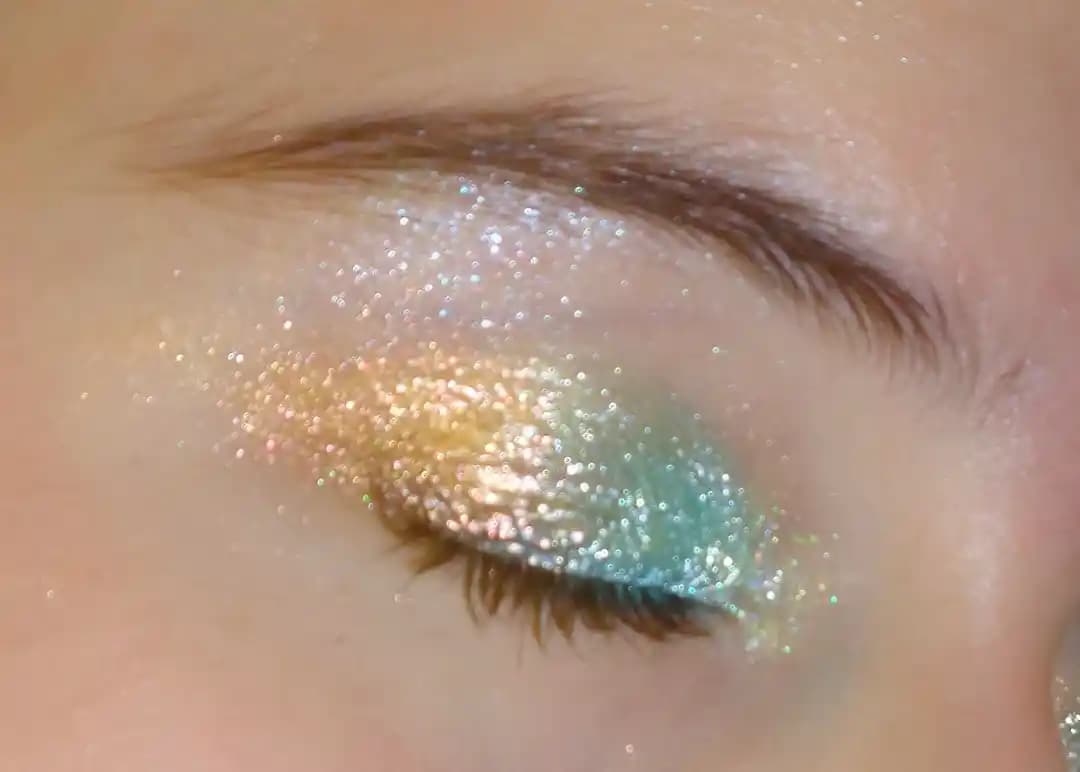 Dijital Kameralarla Işıltılı Makyajın Fotoğraflarda Canlı ve Parlak Görünmesi