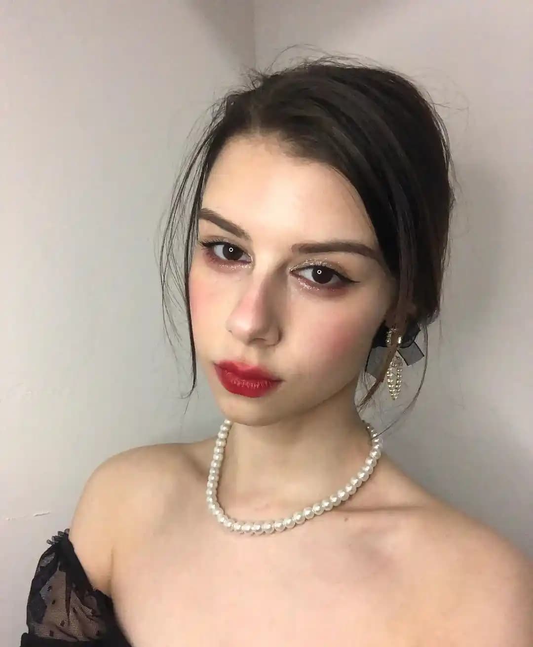 Divorced Diva Makyajı: Duygusal İfade ve Estetik Görünüm Yaratma Teknikleri