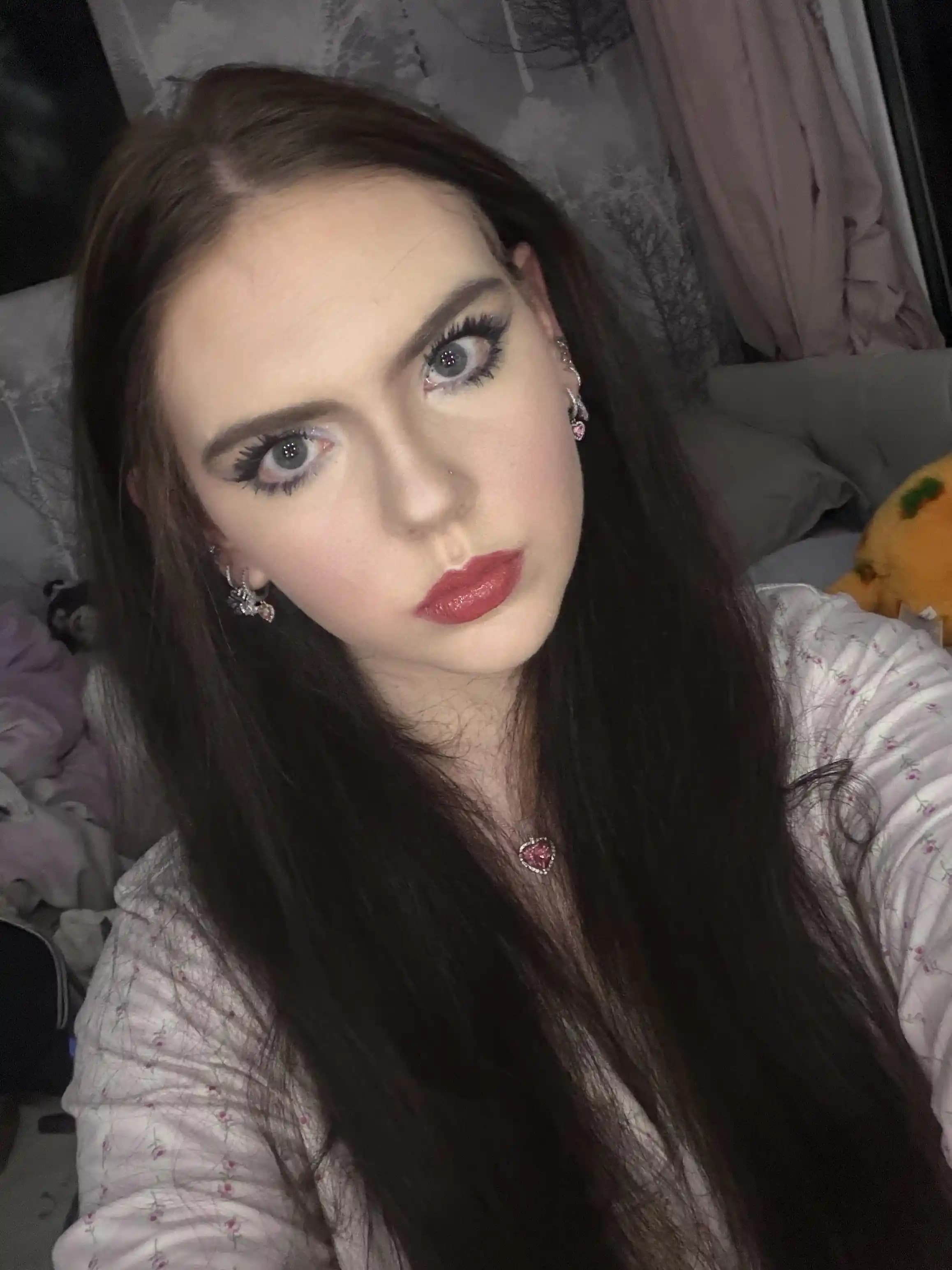 Gece Makyajında Kullanılan Ürünler ve Uygulama Teknikleriyle Kalıcı ve Belirgin Görünüm