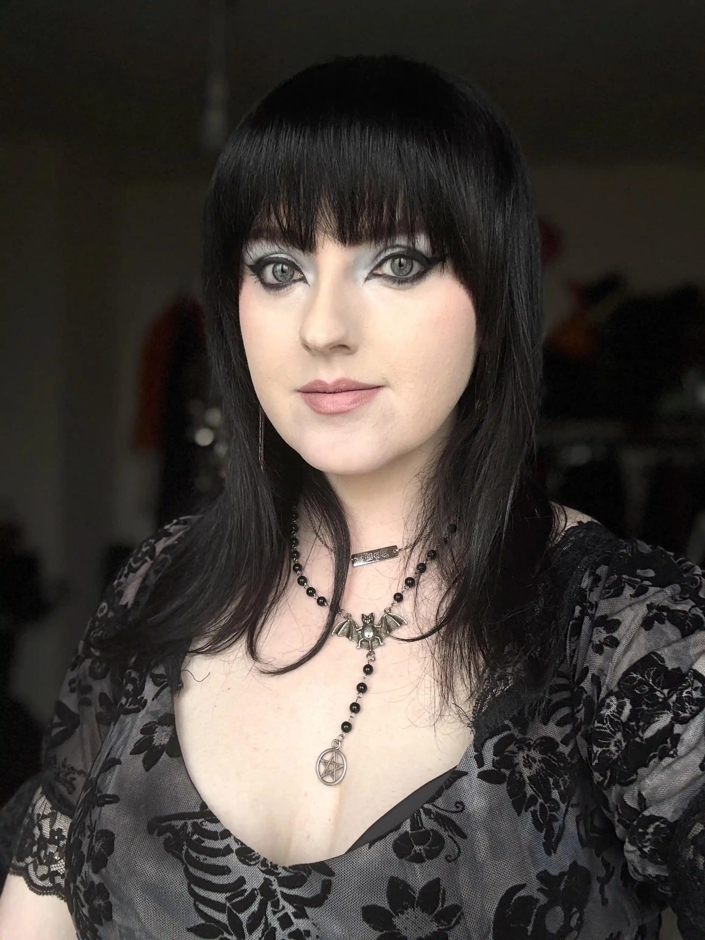 Gothik Makyajda Siyah ve Koyu Kırmızı Dışında Ruj Kullanımı: Killstar Coven Psychic Poem Örneği