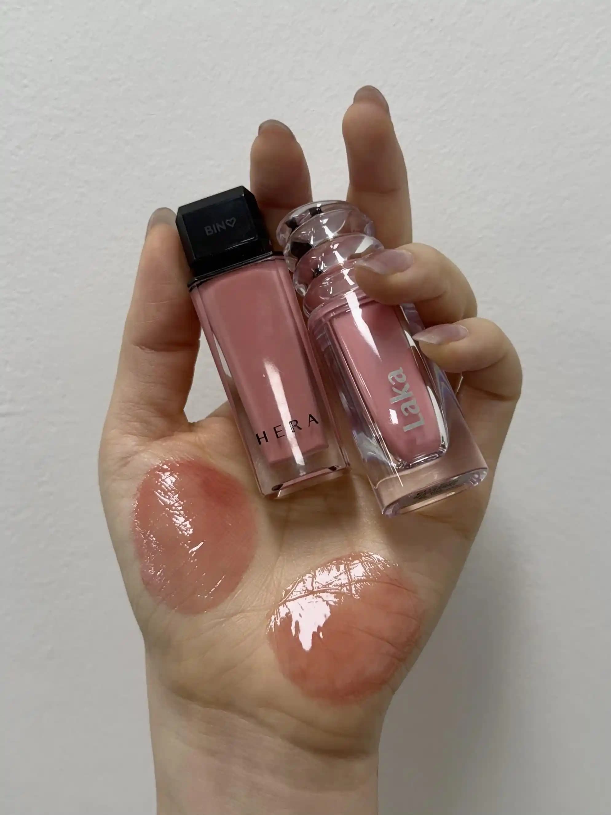 Hera ve Laka Parlak Dudak Ürünleri: Nemlendirme ve Kalıcılık Özelliklerinin Karşılaştırması