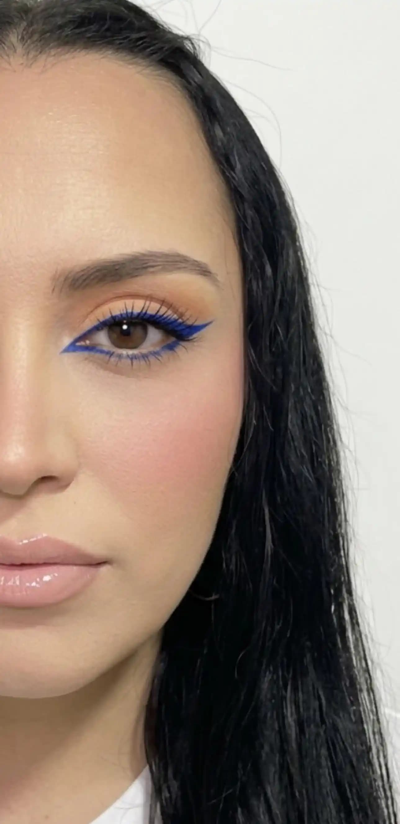 Kahverengi Gözlerde Mavi Eyeliner ile Kusursuz Makyaj ve Uygulama Teknikleri