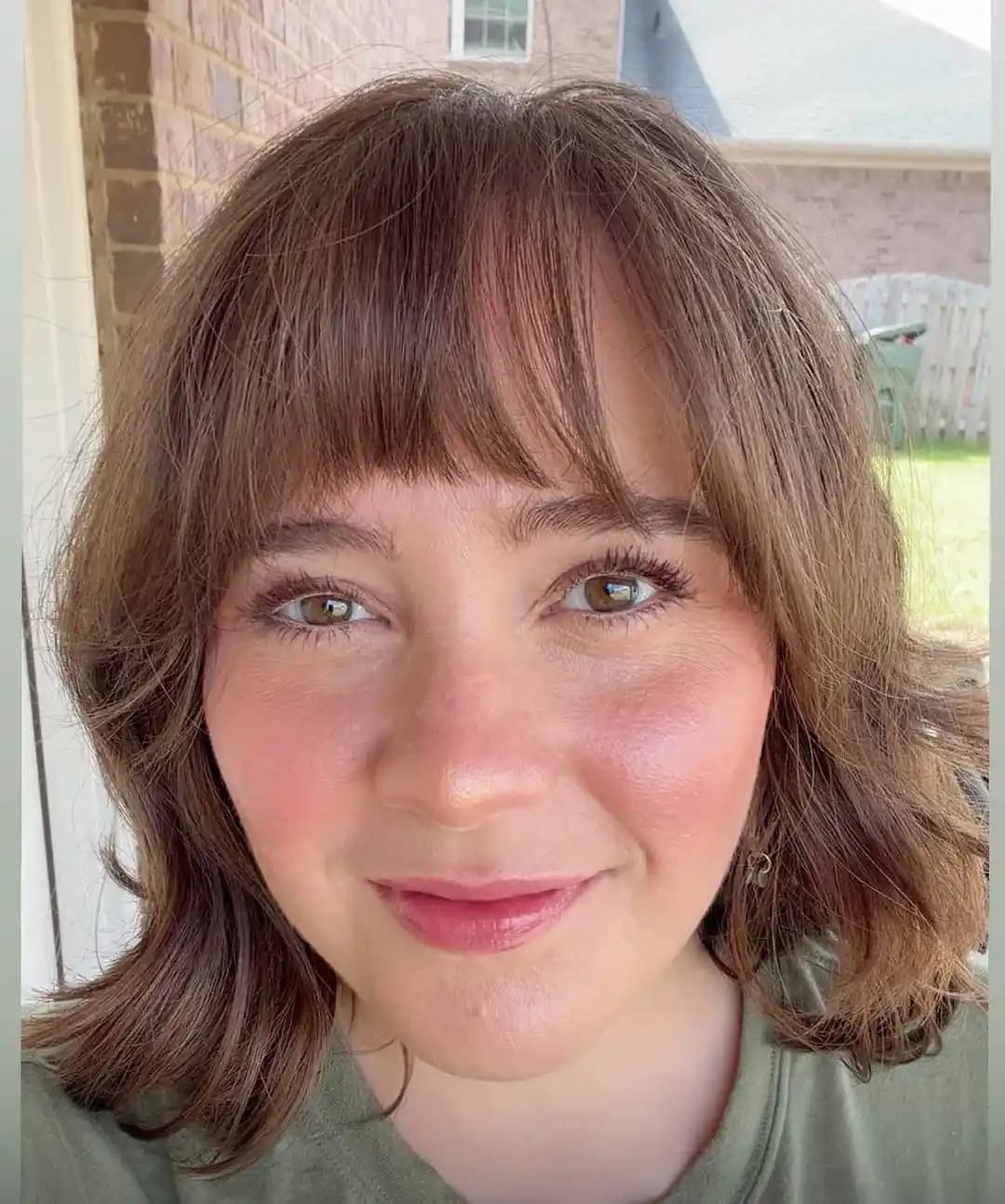 Makyaj ve Saç Kesimiyle Gençleşme: Kakül, Kaş Şekillendirme ve Hafif Ten Ürünleri