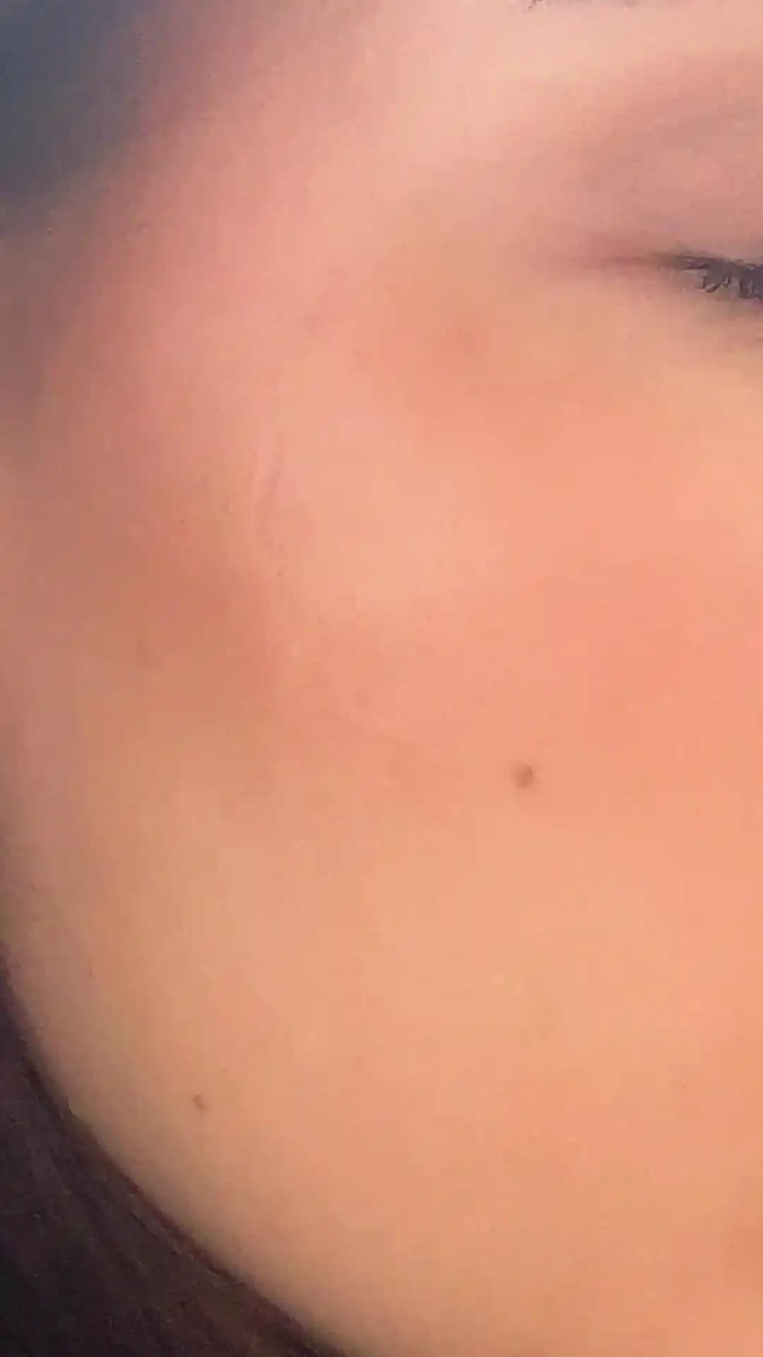 Makyajda Delik Görünümü Sorunu: Nedenleri, Uygulama Teknikleri ve Çözüm Yolları