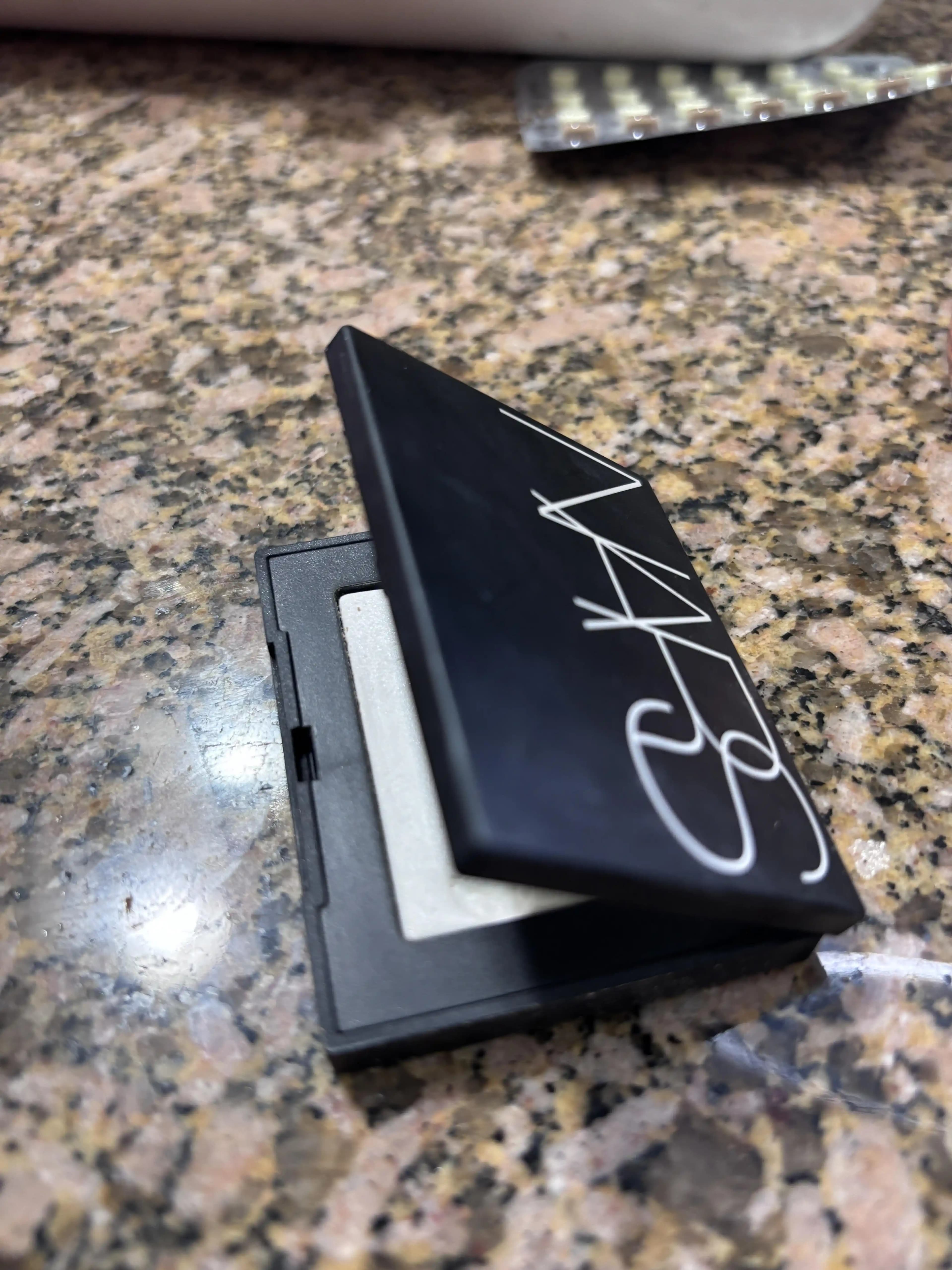 NARS Crystal Pudra: Doğru Uygulama ve Kullanıcı Deneyimleriyle Makyaj Sabitleme