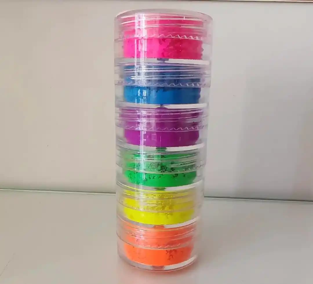 Neon Pigmentlerle Yaratıcı Makyaj Teknikleri ve Renk Kombinasyonları Üzerine İnceleme