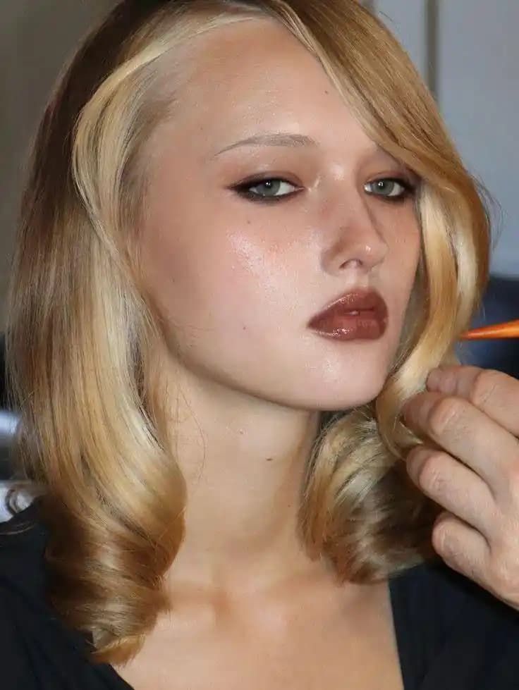 Sıcak Kahverengi Tonlarda Doğal ve Işıltılı Makyaj Görünümü İçin Teknik ve Ürün Önerileri