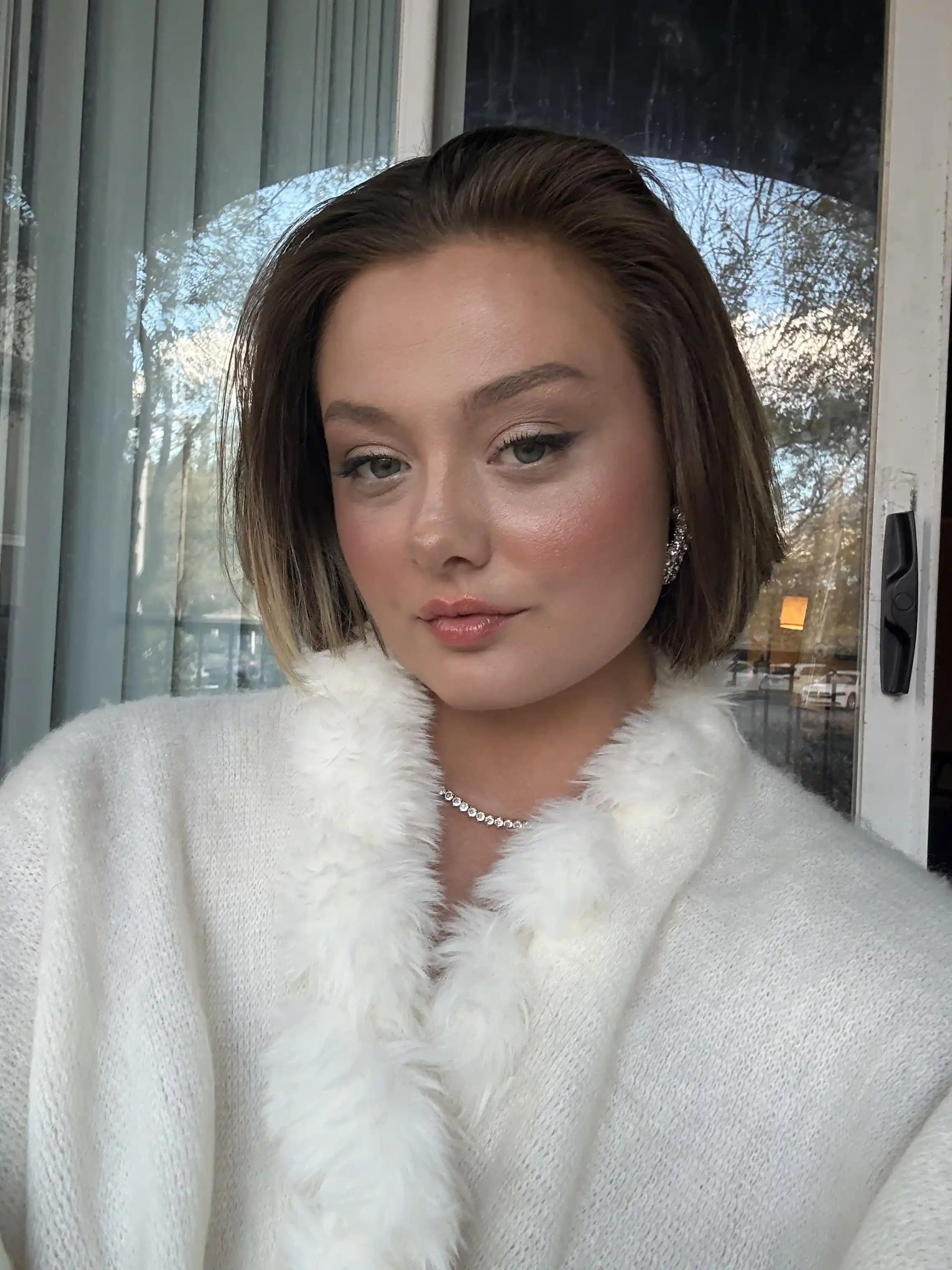 Soft Glam Makyaj Stili: Doğal Işıltı ve Ürün İncelemeleriyle Zarif Görünüm