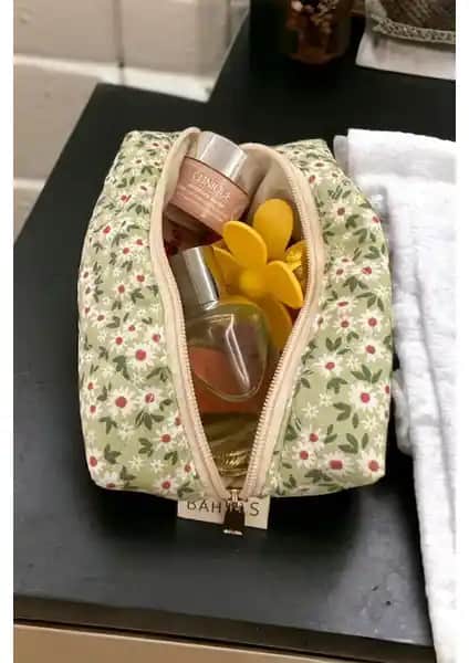 Bahels Yeşil Çiçek Desenli Makyaj Çantası: Estetik ve Fonksiyonellik Bir Arada