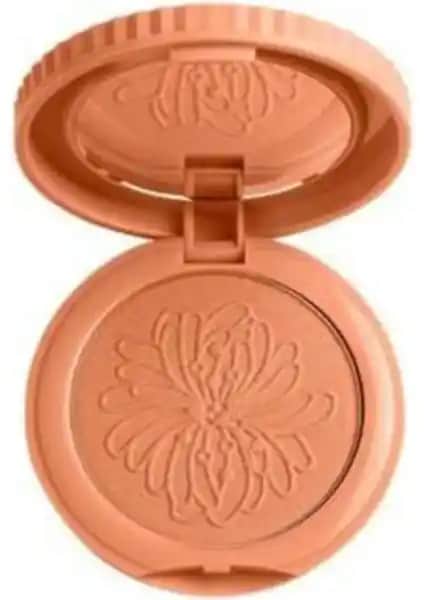 Pastel Spring Blush-On Allık 15: Baharın Canlandırıcı Renkleri ve Doğal Görünüm Sağlar