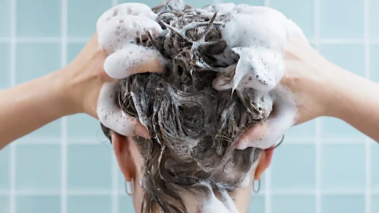 Çift Şampuanlama Yönteminin Saç Temizliğinde Bilimsel Değerlendirmesi ve Uygulama Rehberi