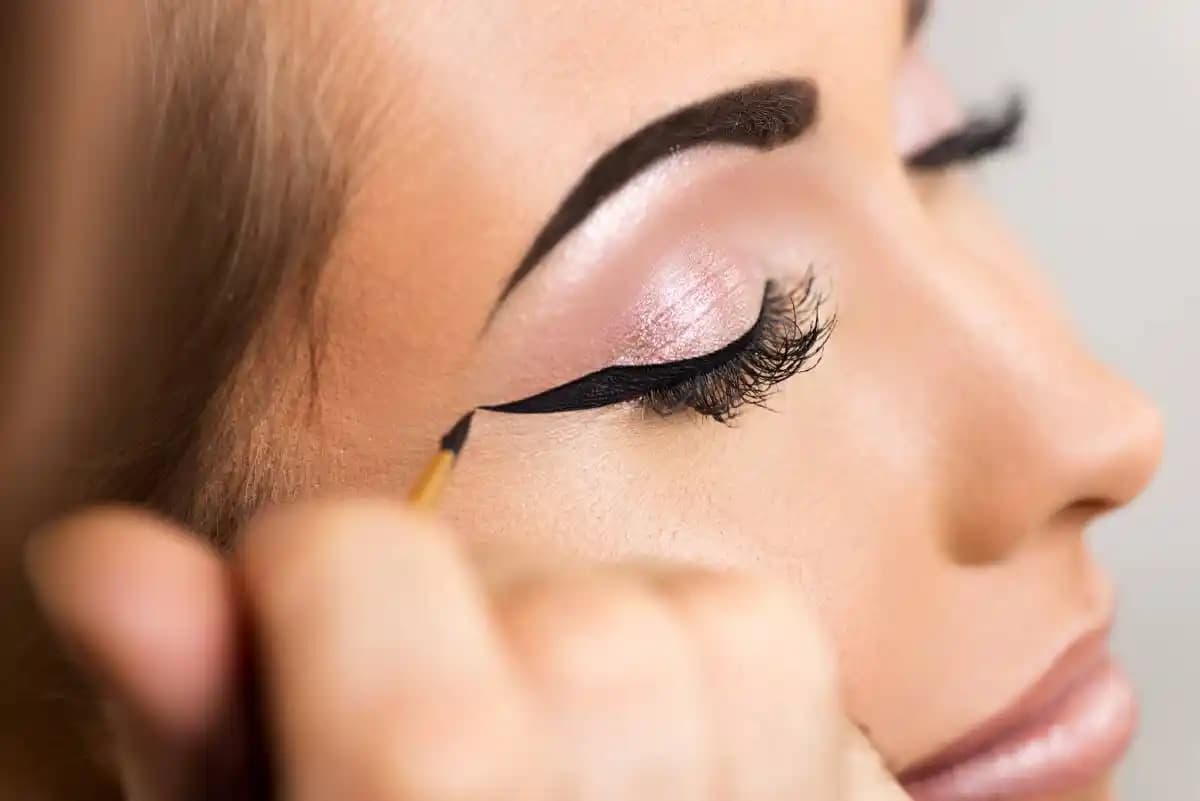 Güncel Eyeliner Trendleri ve Popüler Ürünlerin Göz Makyajındaki Rolü