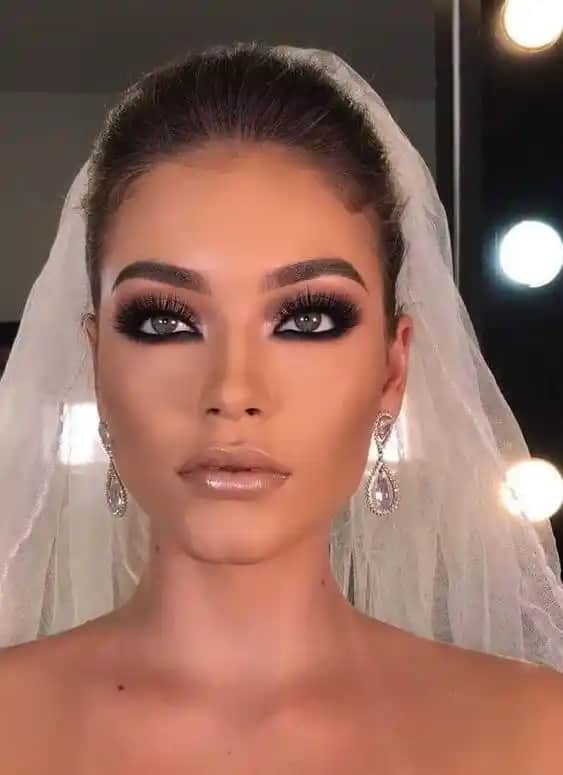 2025 Gelinlik ve Makyaj Trendleri ile Düğün Gününüzü Mükemmelleştirin