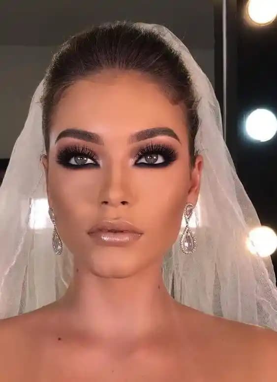 2025 Gelinlik ve Makyaj Trendleri ile Düğün Gününüzü Mükemmelleştirin