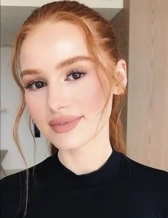 40 Yaş Üstü Kadınlar İçin Doğal ve Genç Gösteren Saç Renkleri Rehberi