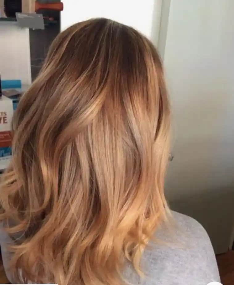 Açık Bal Köpüğü Saç Rengi: Doğal ve Şık Bir Görünüm İçin Kapsamlı Rehber