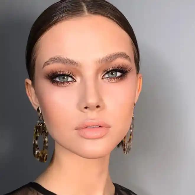 Altın Makyaj Modelleri ve Teknikleri: Göz Alıcı Parıltılı Güzellik Rehberi