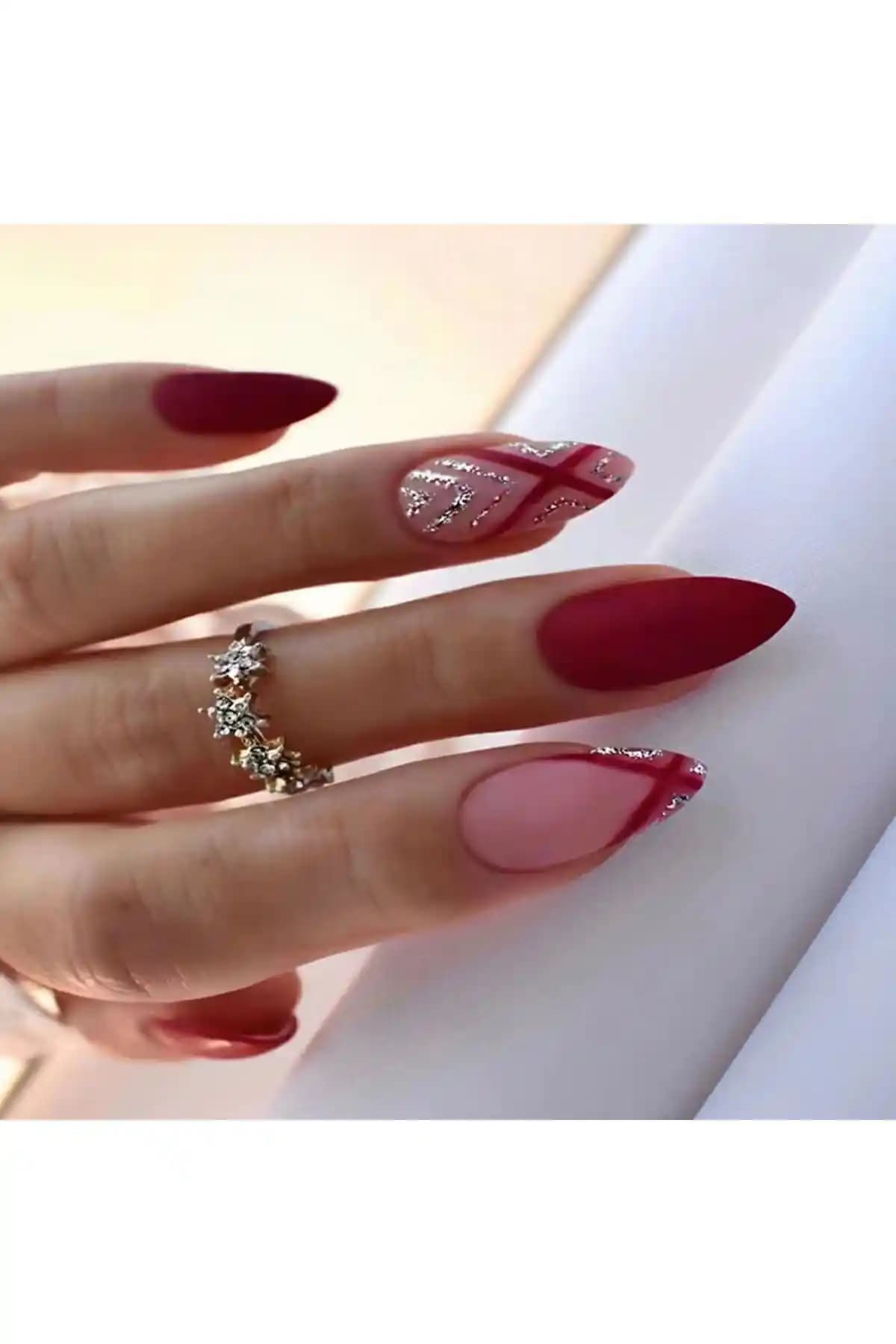 Badem Kırmızı Tırnak: Şıklık ve Bakımda Zarafetin Simgesi