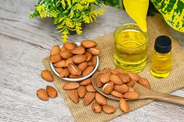 Badem Yağı ile Saç Bakımı: Doğal Çözüm ve Sağlıklı Parlak Saçlar İçin Tavsiyeler