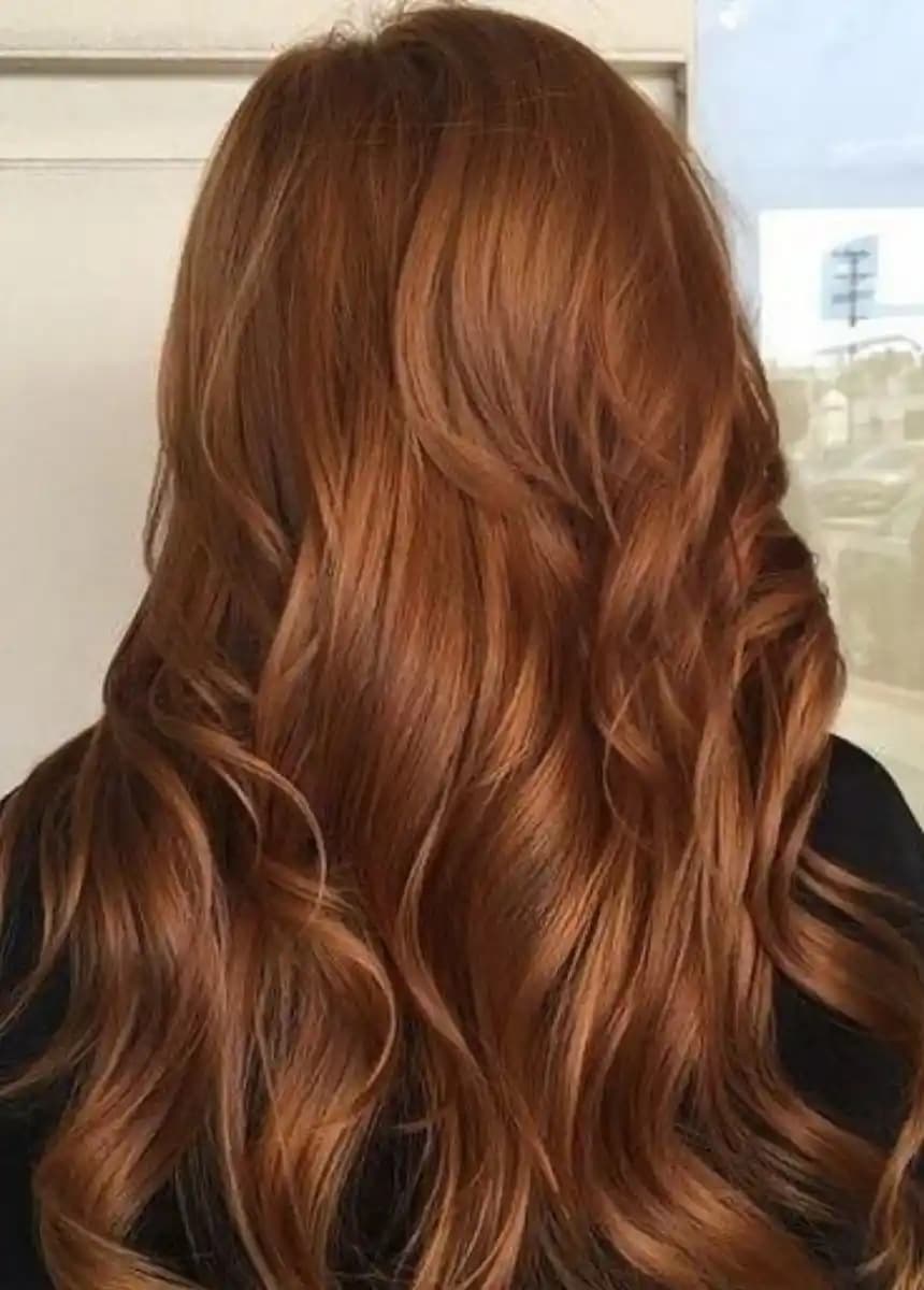 Bal Kahve Köpüğü Saç Rengi: Doğal ve Çekici Görünüm İçin İpuçları ve Bakım Tavsiyeleri