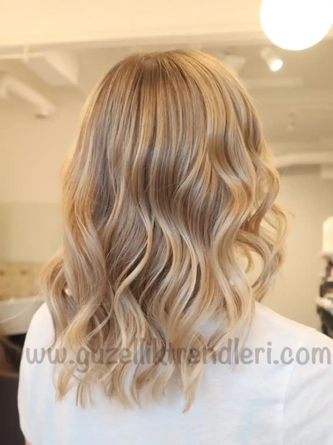 Bal Köpüğü Işıltı Saç Rengi: Doğal ve Parlak Görünüm İçin En İyi Seçenekler