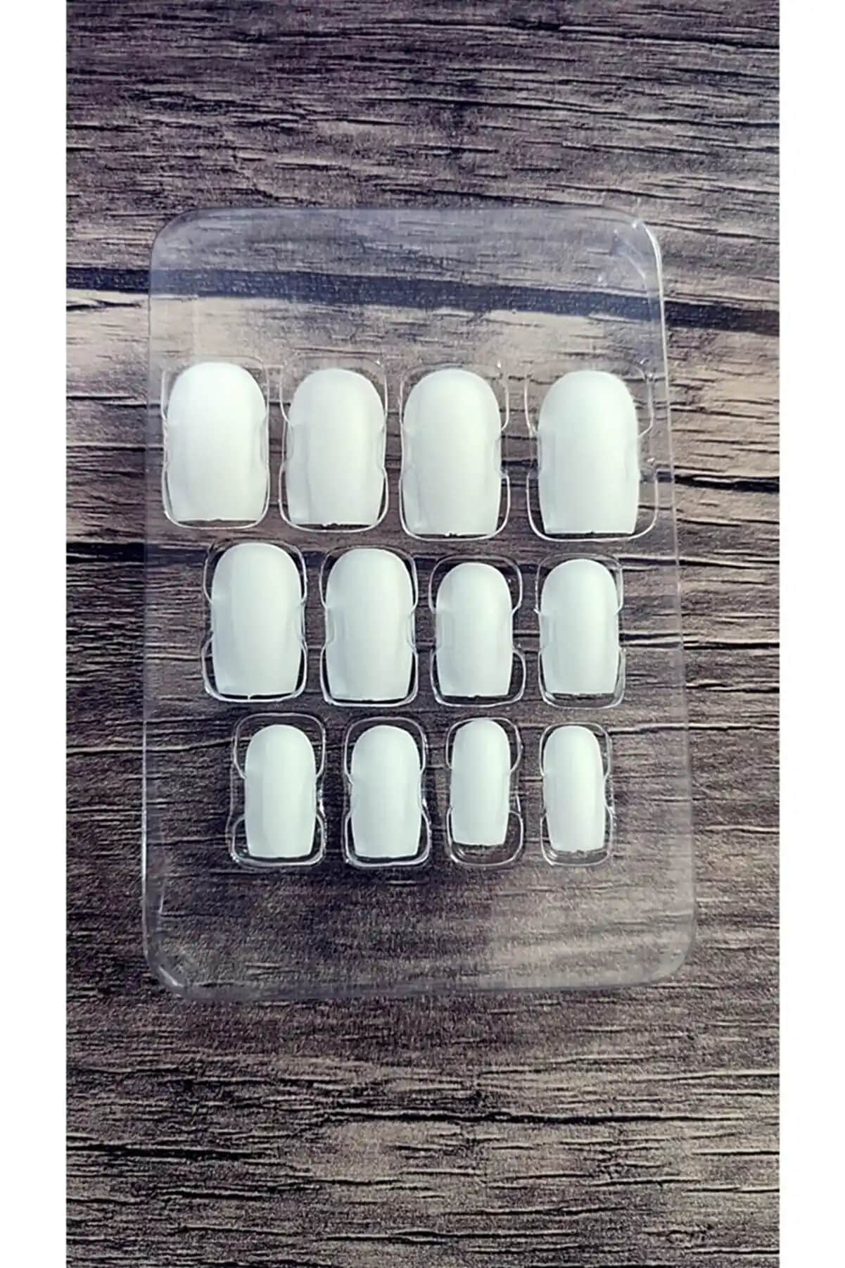 Beyaz Takma Tırnaklar Nedir ve Uygulama İpuçlarıyla Estetik Çözüm