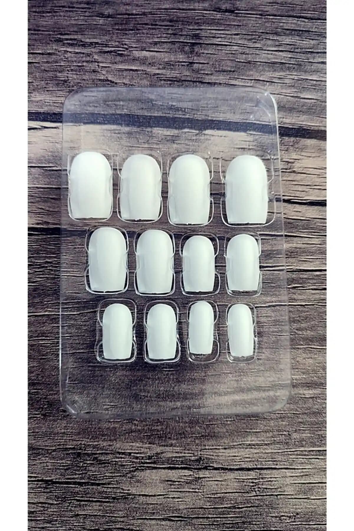 Beyaz Takma Tırnaklar Nedir ve Uygulama İpuçlarıyla Estetik Çözüm