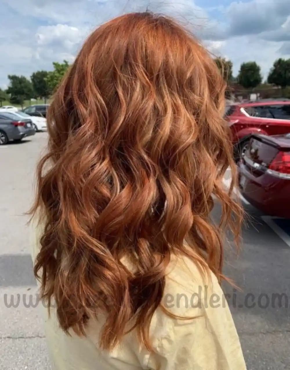 Bronz Kahve, Tarçın ve Bakır: Kozmetik Dünyasında Sıcak Renklerin Kullanımı ve Trendler