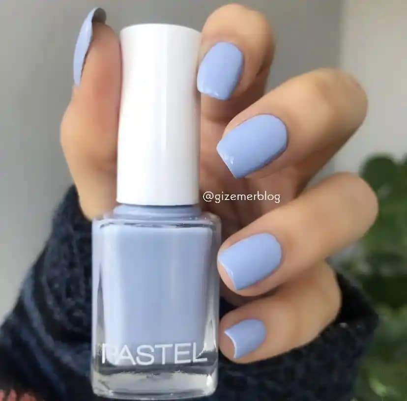 Buz Mavisi Oje Nedir ve Kozmetik Dünyasında Neden Popüler Oluyor