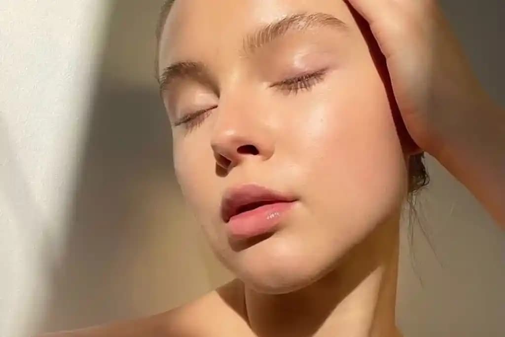 Cam Cilt Nedir? Sağlıklı ve Parlak Bir Cilt İçin Temel Bakım İpuçları ve Uygulamalar