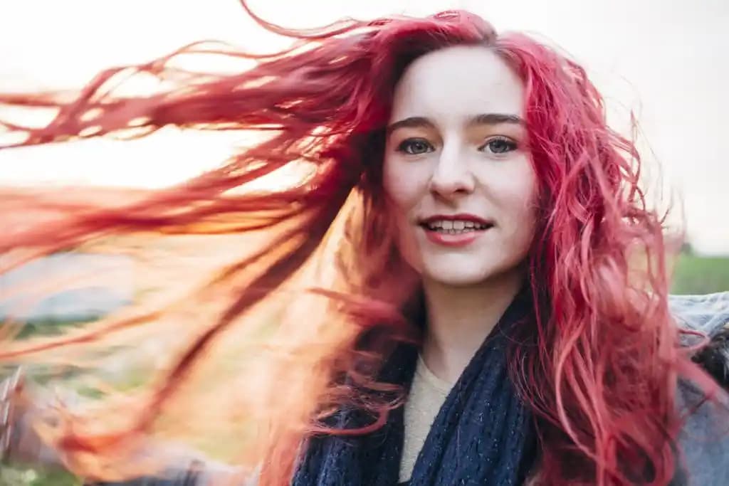 Çilek Kırmızısı Saç Rengi: Modern ve Çarpıcı Bir Seçenek Analizi