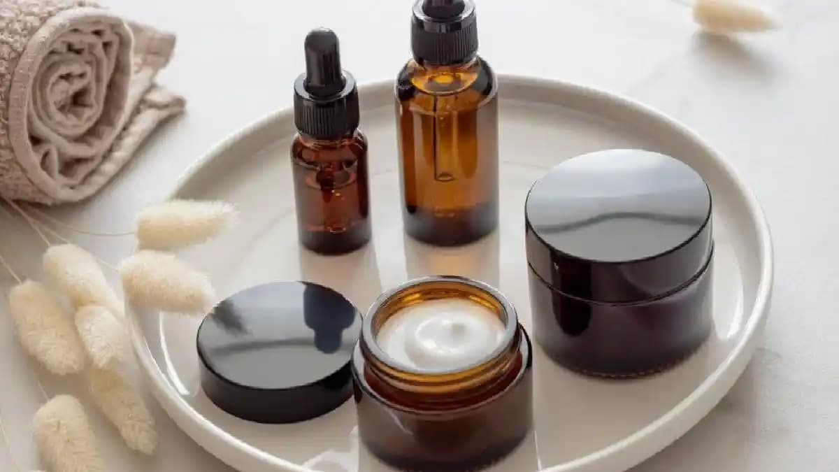 Cilt Bakımında Asit Kullanımı: Güvenli ve Etkili Uygulama Yöntemleri ve Dikkat Edilmesi Gerekenler