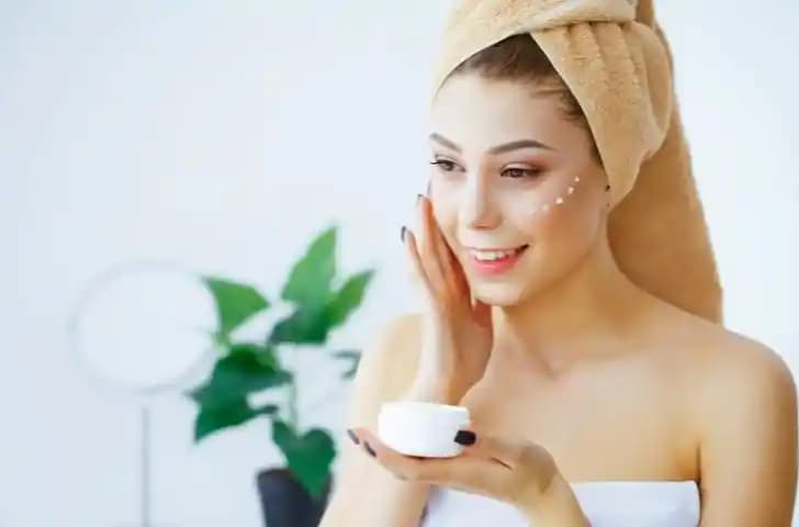 Cilt Yağlanmasını Kontrol Altına Almanın Etkili Yolları ve Uzman Tavsiyeleri