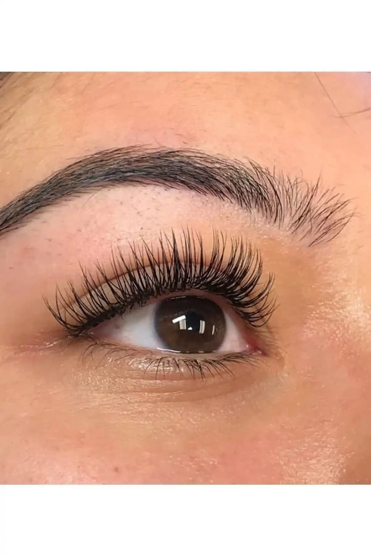 Doğal İpek Kirpikler: Gözlerinizi Doğal ve Zarif Bir Şekilde Vurgulama Yöntemleri