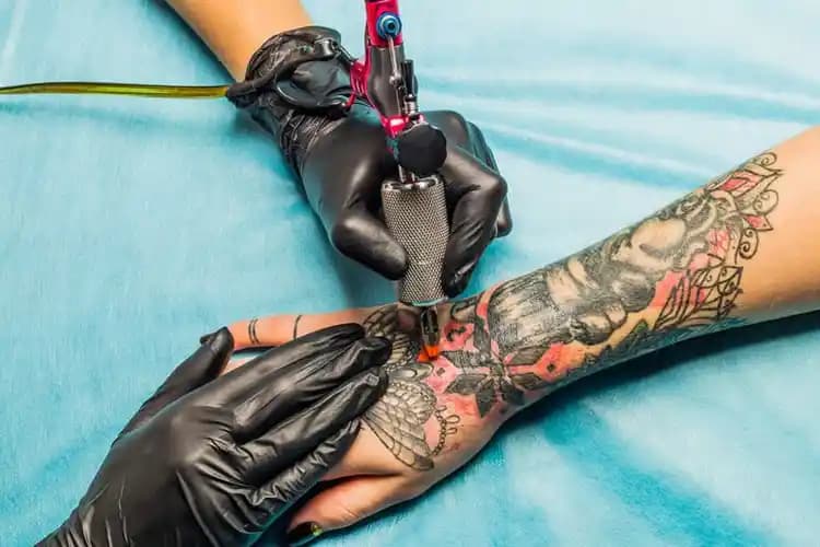 Dövme Sonrası Su Teması ve Bakım İpuçları İle Kalıcı ve Sağlıklı Dövme İyileşmesi