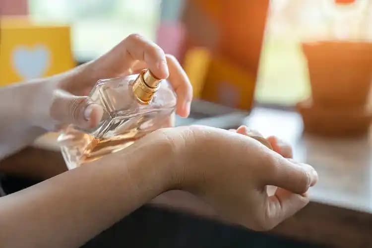Eau de Toilette Kalıcılığı ve Uzun Süreli Koku Sağlama Yöntemleri