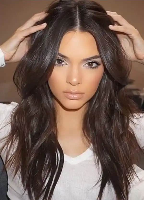 En Güzel Koyu Saç Renkleri ve Doğal Güzelliği Yansıtan Seçenekler