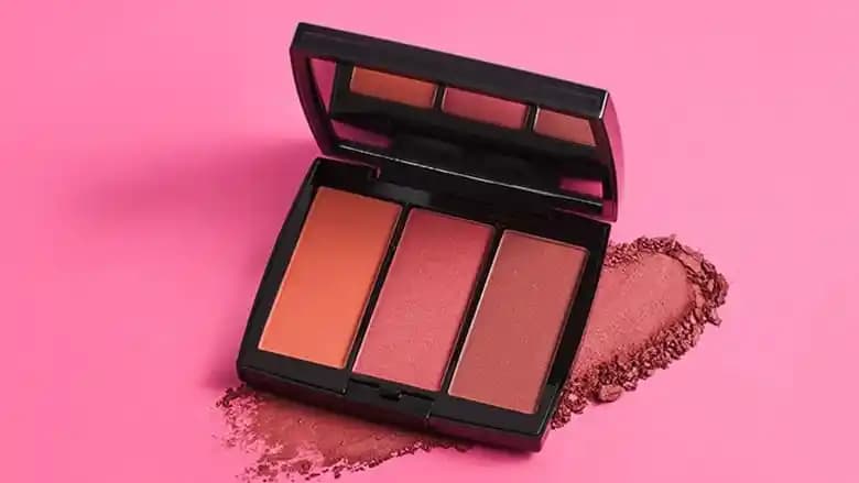 Esmer Tenler İçin En İyi Allık Seçenekleri ve Uygulama Tavsiyeleri