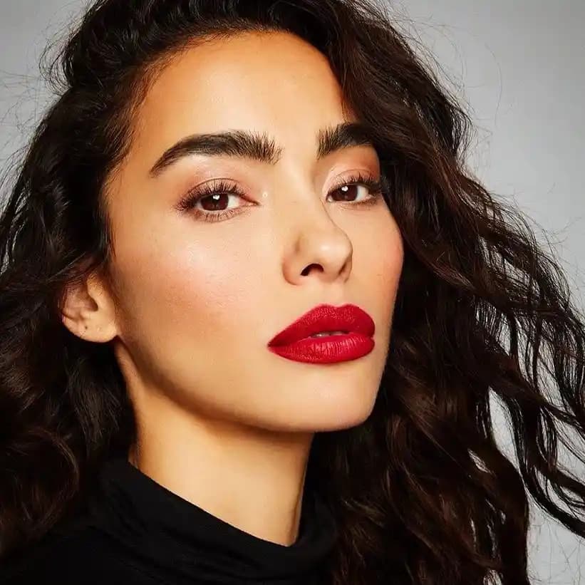 Esmer Tenler İçin En Uygun Ruj Renkleri ve Makyaj İpuçları