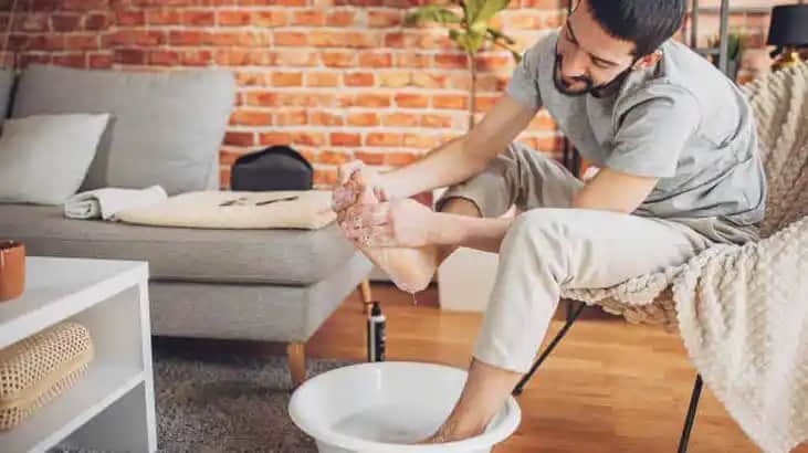 Evde Ayak Bakımı ve Topuk Yuşatma Rehberi: Sağlıklı ve Pürüzsüz Ayaklar İçin İpuçları