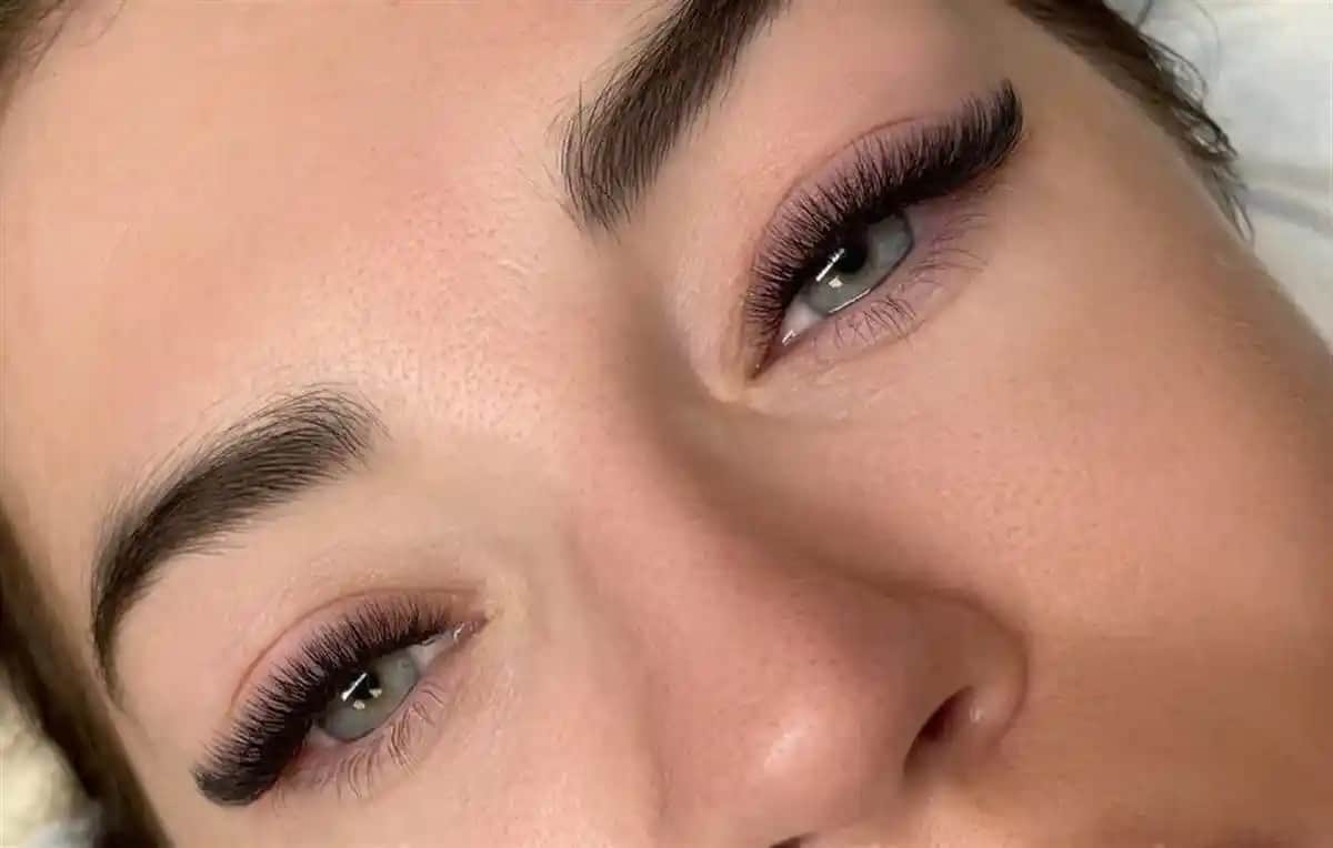 Evde İpek Kirpik Çıkarma Rehberi: Güvenli ve Etkili Yöntemler Hakkında Detaylı Bilgi