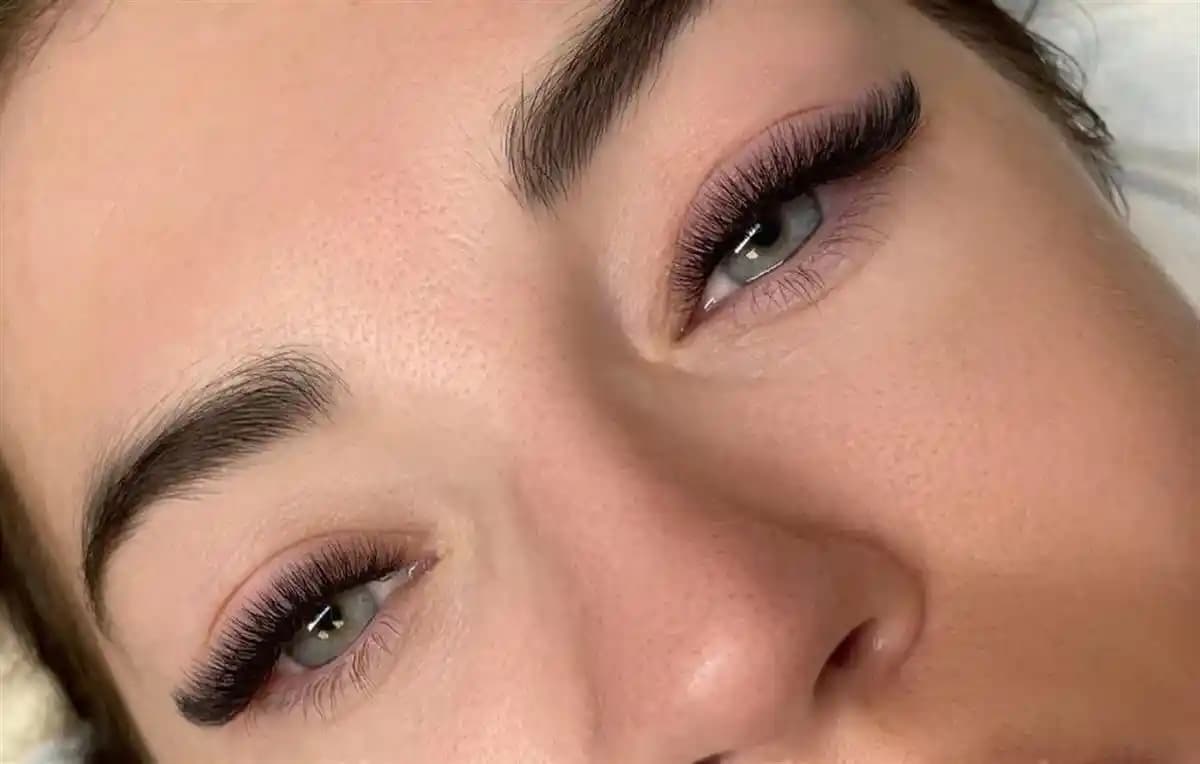 Evde İpek Kirpik Çıkarma Rehberi: Güvenli ve Etkili Yöntemler Hakkında Detaylı Bilgi