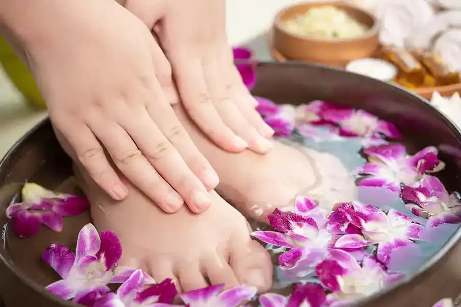 Evde Pedikür Suyuna Ne Konur? Doğal ve Etkili Çözümlerle Ayak Bakımı