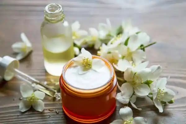 Göz Çevresi Kırışıklıklarına Karşı Etkili Bakım ve Doğal Çözüm Yöntemleri