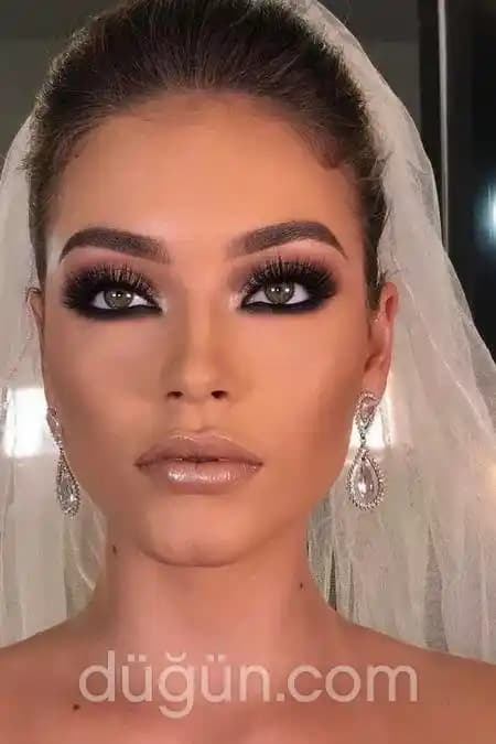 Göz Makyajında Trendler ve Tekniklerle Büyüleyici Bakışlar Yaratma Rehberi