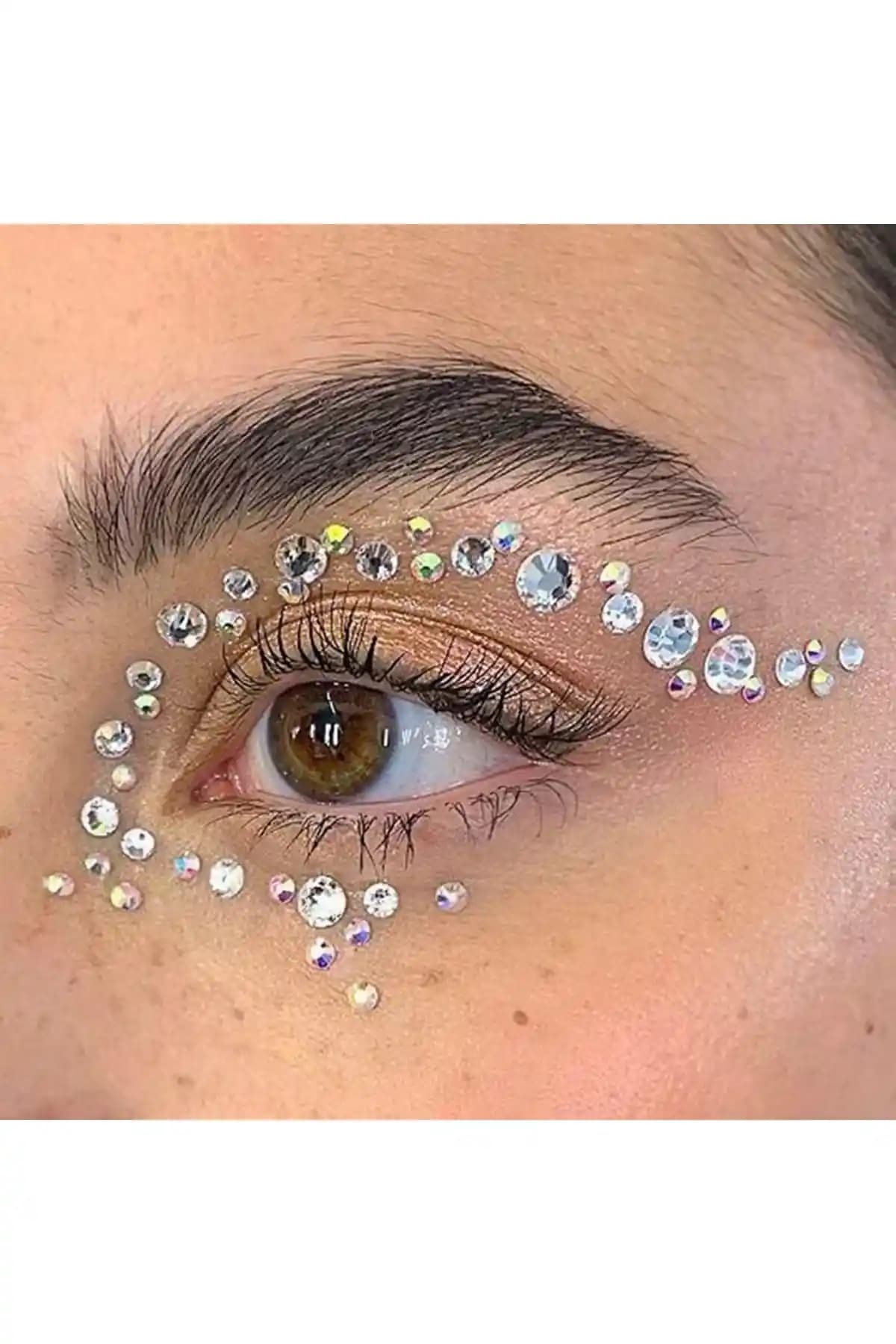 Göz Süsleme Taşları ile Makyajda Parlaklık ve Şıklık Yaratma Rehberi