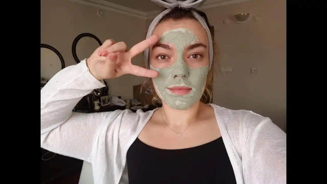 Gözenekleri Sıkılaştıran Doğal Kil Maskeleri: Tarifler ve Uygulama İpuçları