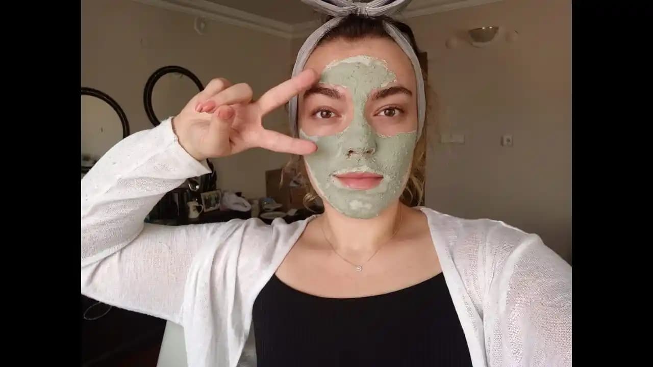 Gözenekleri Sıkılaştıran Doğal Kil Maskeleri: Tarifler ve Uygulama İpuçları